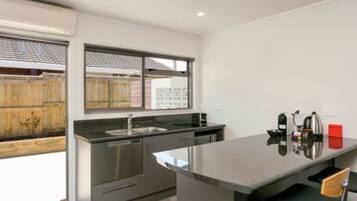 Apartemen, 1 kamar tidur | Dapur kecil pribadi | Lemari es, microwave, kompor, dan mesin pencuci piring