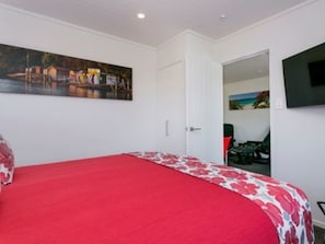 1 bedroom, premium bedding, pillow-top beds, desk - eMotel (Taupo)