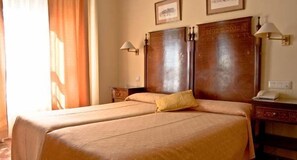 Pengeskab på værelset, strygejern/strygebræt, gratis baby-/barnesenge