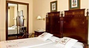 In-room safe, iron/ironing board, free cots/infant beds, rollaway beds - Iberia Plaza América (Cáceres)