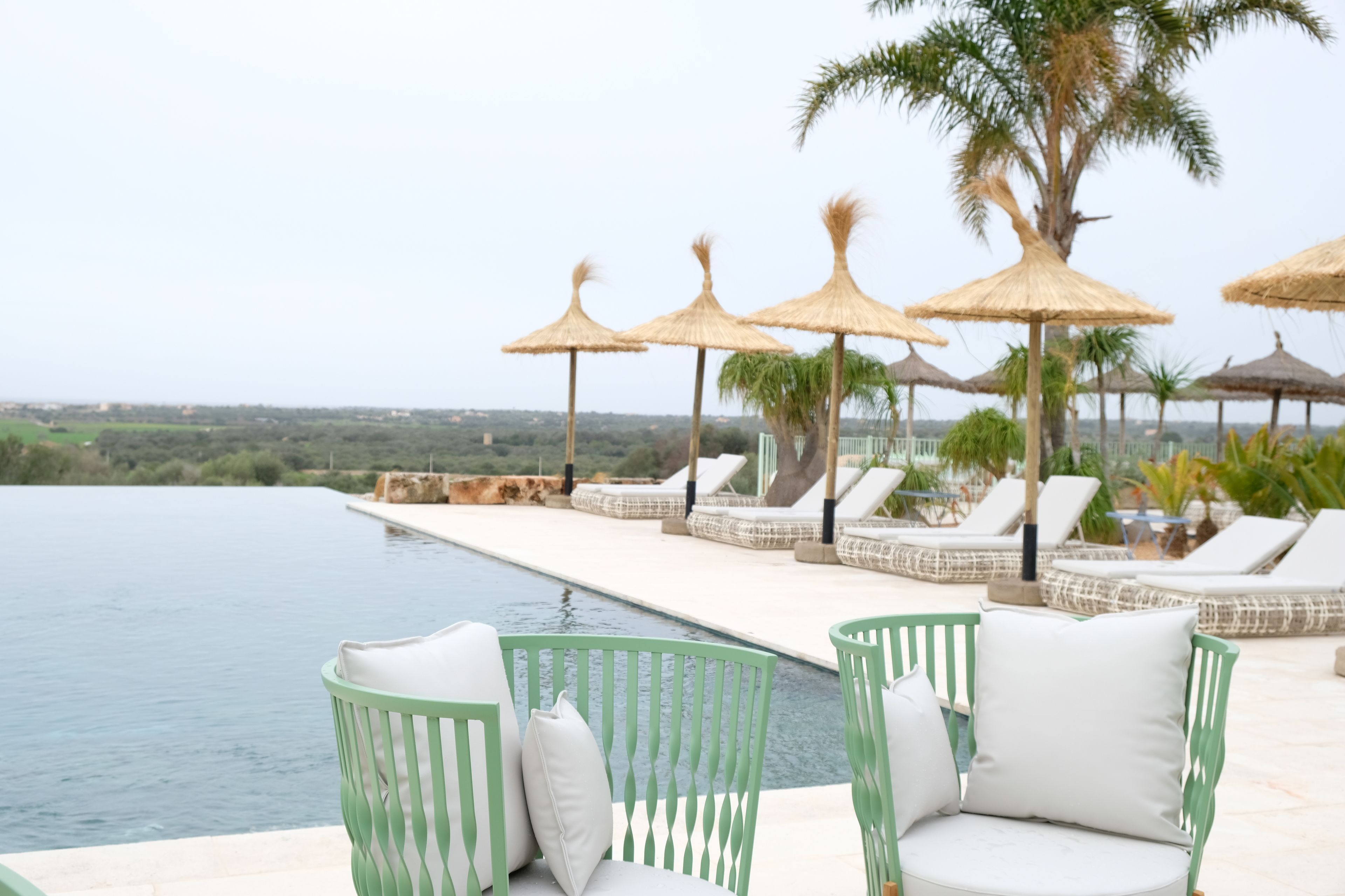 室内游泳池，室外游泳池，日光浴躺椅