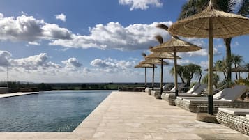 Piscine couverte, piscine extérieure, chaises longues