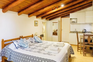 Double Room | Down comforters, individually decorated, individually furnished