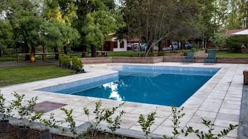 Una piscina techada, una piscina al aire libre