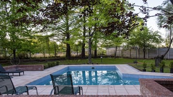 Piscina coperta, piscina all'aperto, lettini