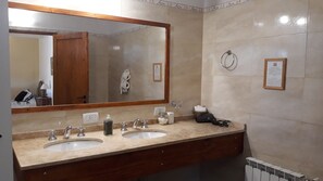 Perhehuone | Kylpyhuone | Sadesuihkupää, hiustenkuivaaja, bidee, pyyhkeet