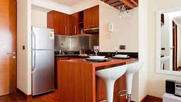 Full-sized fridge, microwave, coffee/tea maker, cookware/dishes/utensils