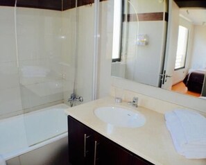 Bathtub, spring water tub, hair dryer, towels - Apartamentos Premium Capital Providencia (Santiago)