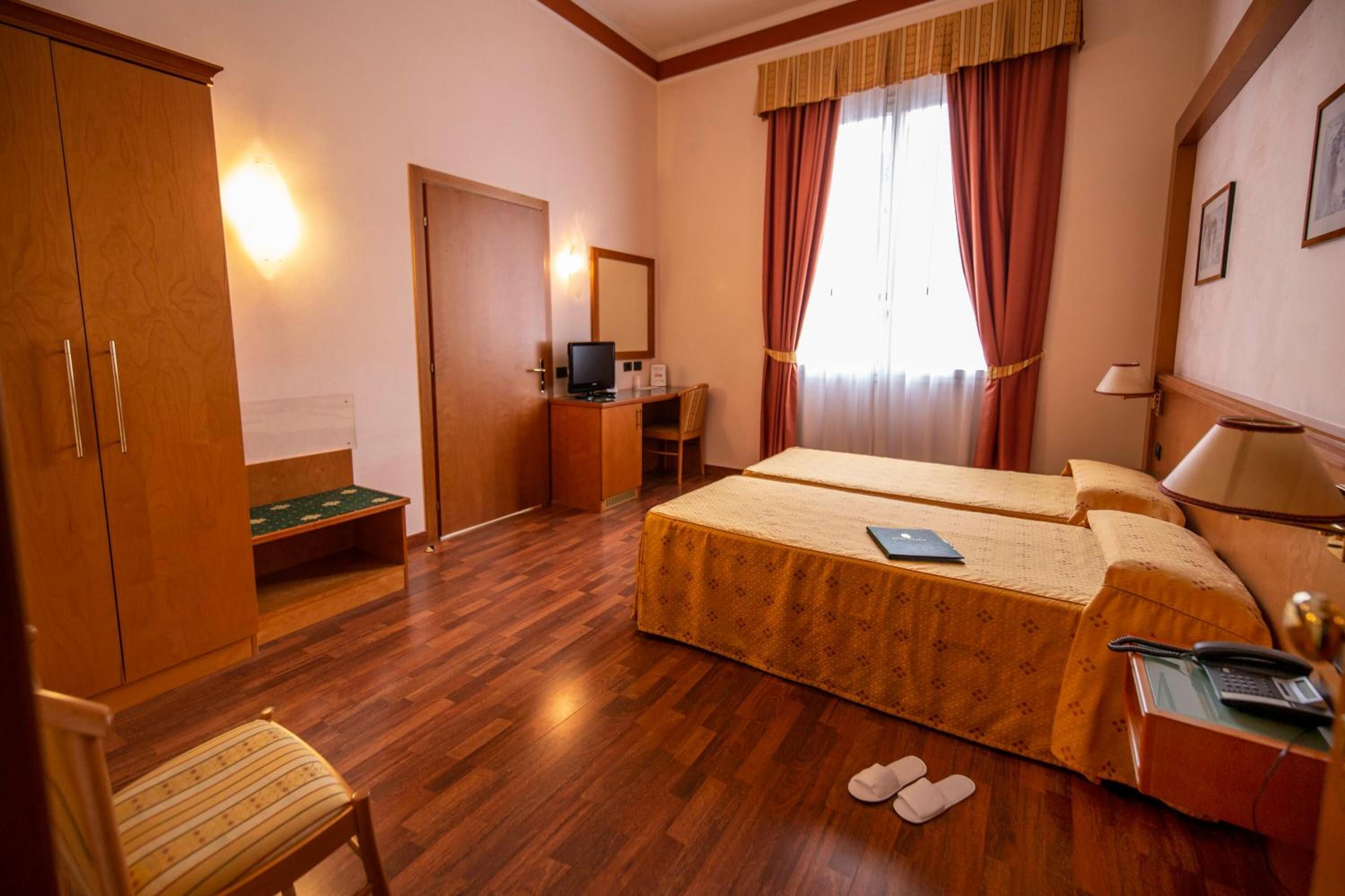 1 bedroom, premium bedding, minibar, in-room safe