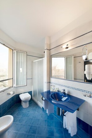 Ilmaiset hygieniatuotteet, hiustenkuivaaja, tohvelit, bidee