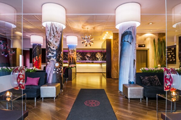 Lobby lounge