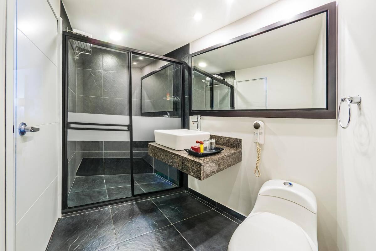Badezimmer | Dusche, kostenlose Toilettenartikel, Bademäntel, Handtücher