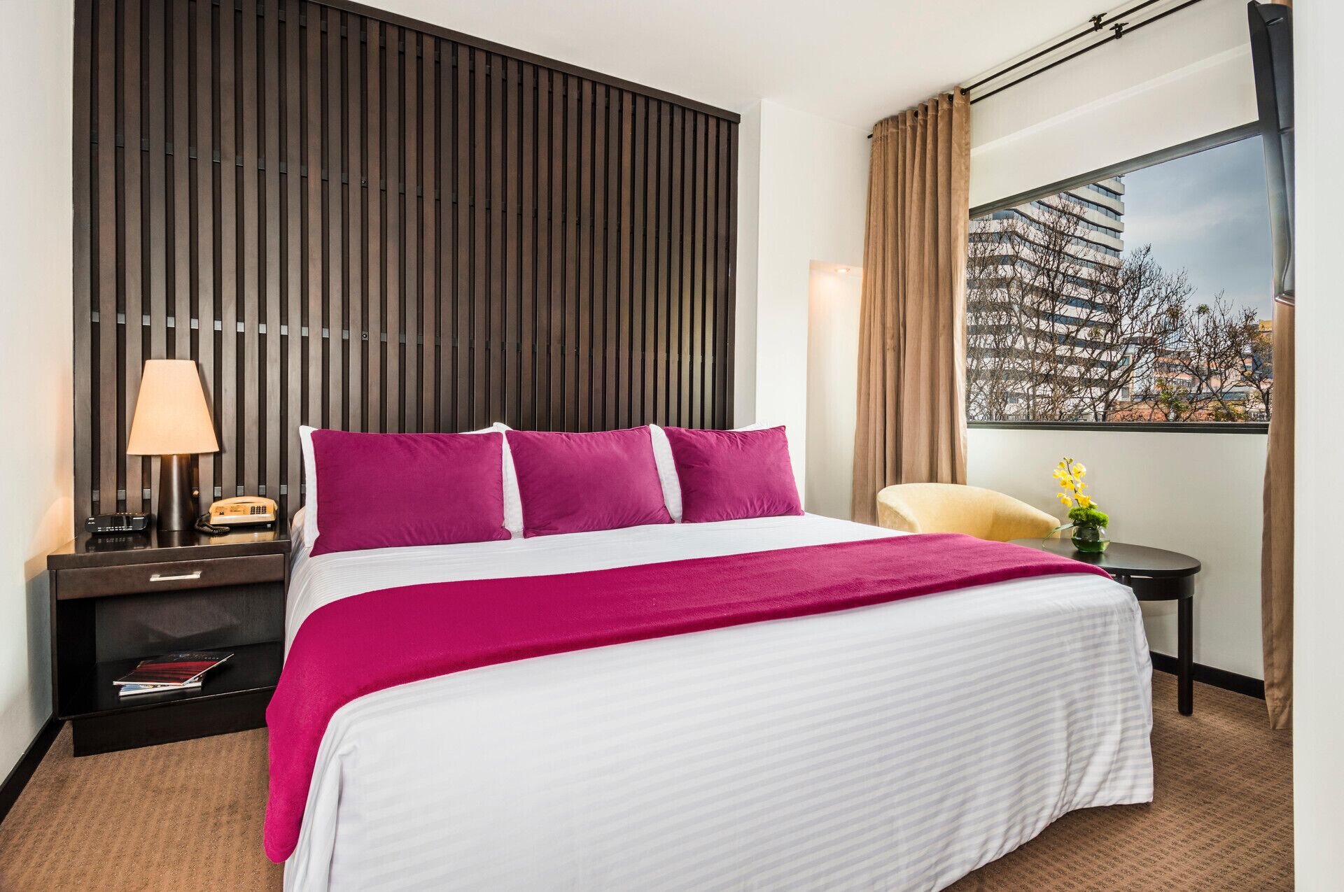 Cofres nos quartos, escrivaninha, camas extras/dobráveis (sobretaxa)