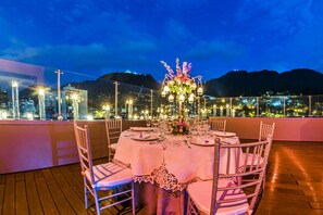 Aperto a colazione, pranzo e cena, cucina mediterranea 