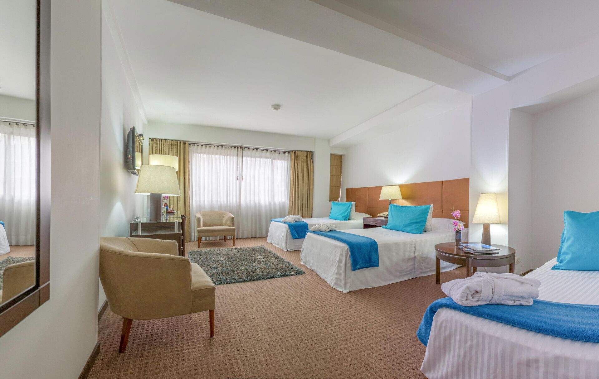 Cofres nos quartos, escrivaninha, camas extras/dobráveis (sobretaxa)