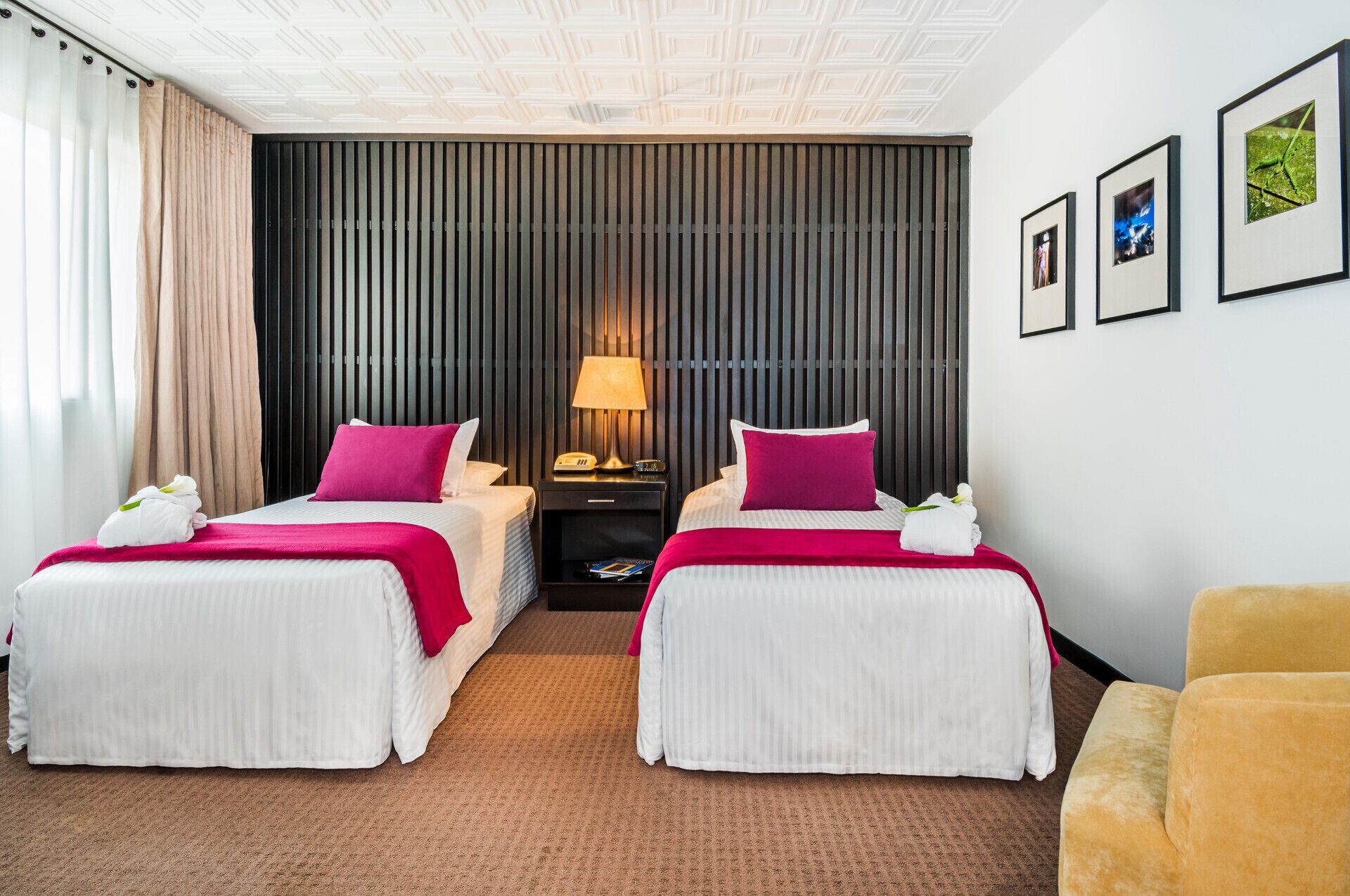 Cofres nos quartos, escrivaninha, camas extras/dobráveis (sobretaxa)