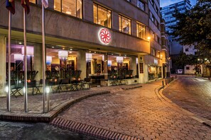 ด้านหน้าที่พัก - ตอนเย็น/กลางคืน