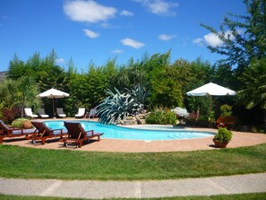 Außenpool, Sonnenschirme, Liegestühle