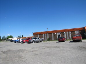 Property grounds - Valley Inn Motel & Suites (Sudbury)