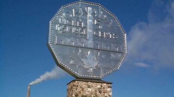 Un senyal de metall amb el text “Canada National Historic Sites” muntat sobre una base de pedra.