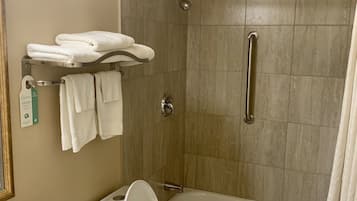 Superior-Doppelzimmer, 2 Queen-Betten | Badezimmer | Regendusche, Haartrockner, Handtücher