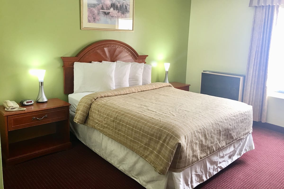 Camera singola, 1 letto queen | Materassi Select Comfort, una scrivania, tende oscuranti