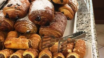 Tägliches Frühstücksbuffet (8 EUR pro Person)