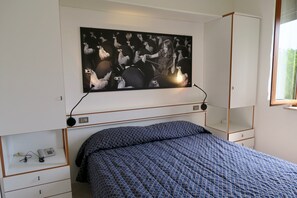 Dubbelrum för 1 person | Värdeförvaringsskåp på rummet, skrivbord och arbetsyta för laptop