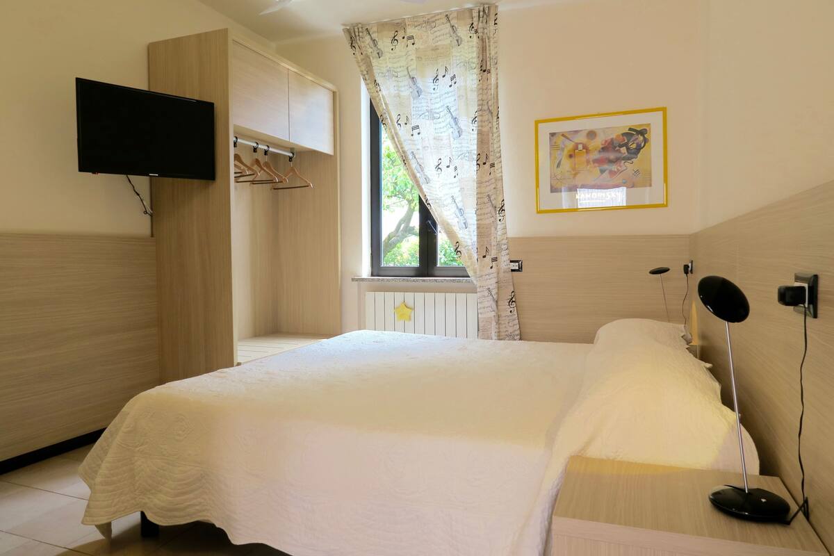 خزنة داخل الغرفة ومكتب ومساحة عمل للكمبيوتر المحمول وواي فاي مجانًا
