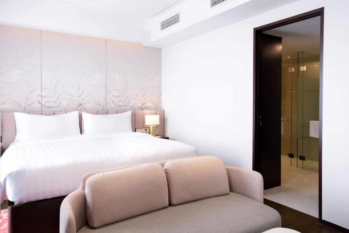 Junior Suite King Room | 1 bedroom, minibar, in-room safe, desk