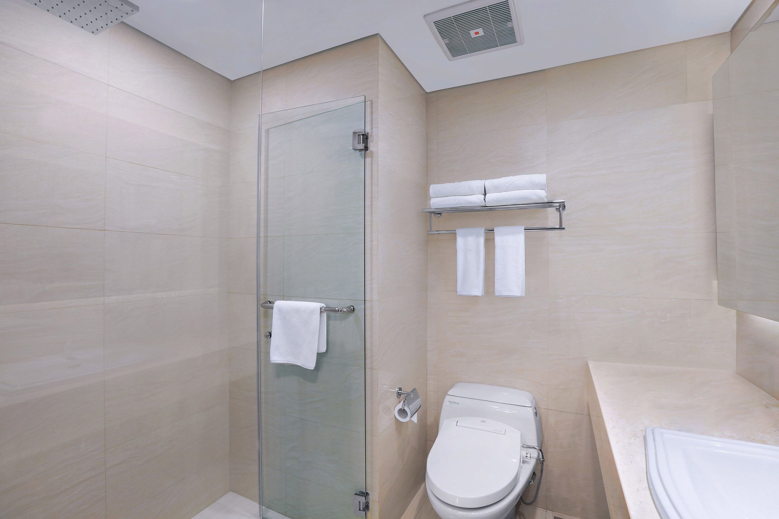 deluxe twin room | bathroom | free toiletries, hair dryer, slippers, towels