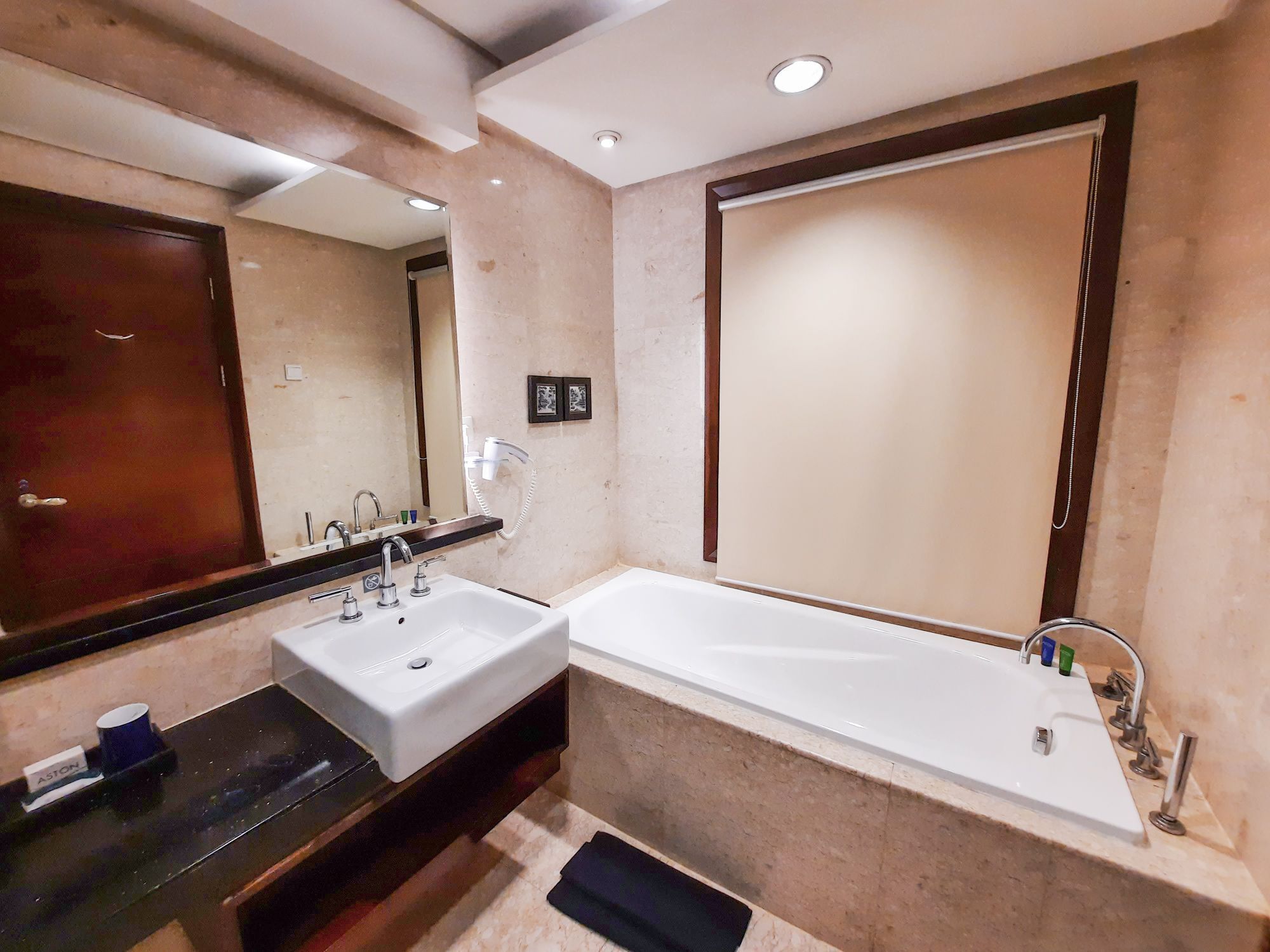 aston suite | bathroom | free toiletries, slippers, towels