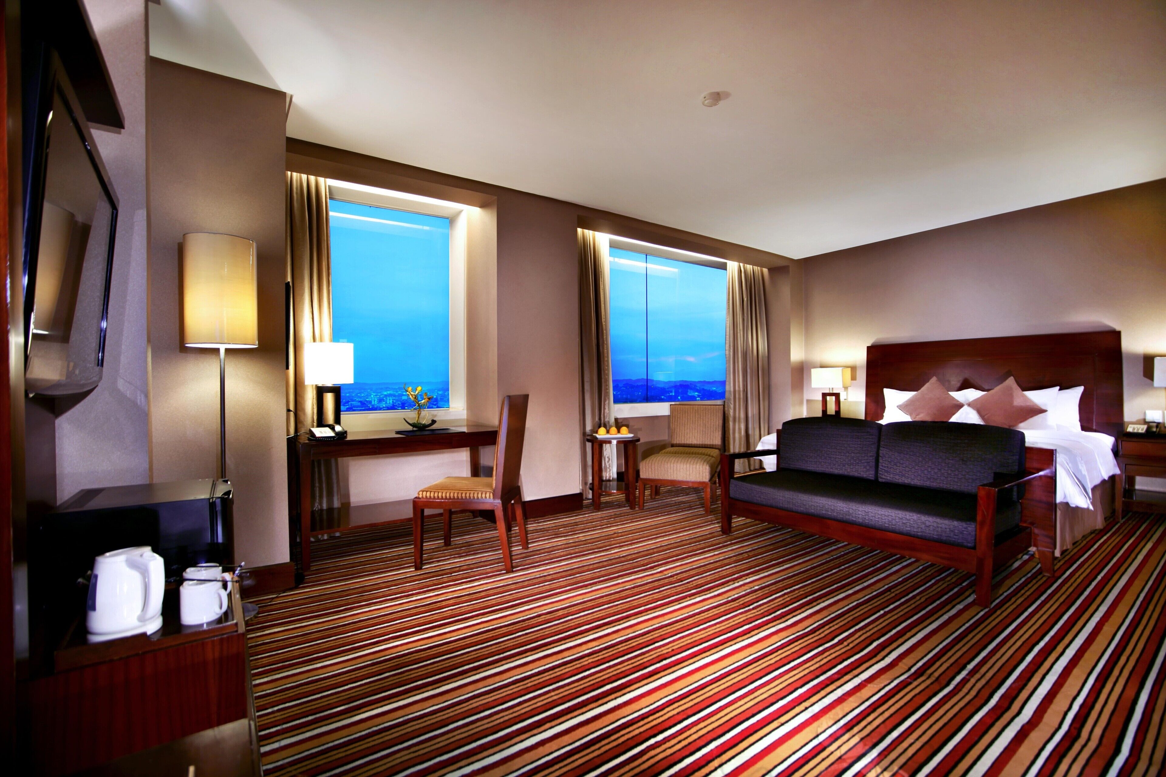 executive suite | minibar, in-room safe, desk, soundproofing