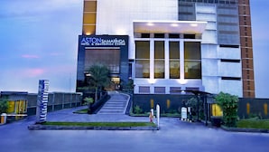 Moderni hotelli, jonka näkyvään kylttiin on kirjoitettu: ”ASTON SAMARINDA HOTEL & CONVENTION CENTER”.