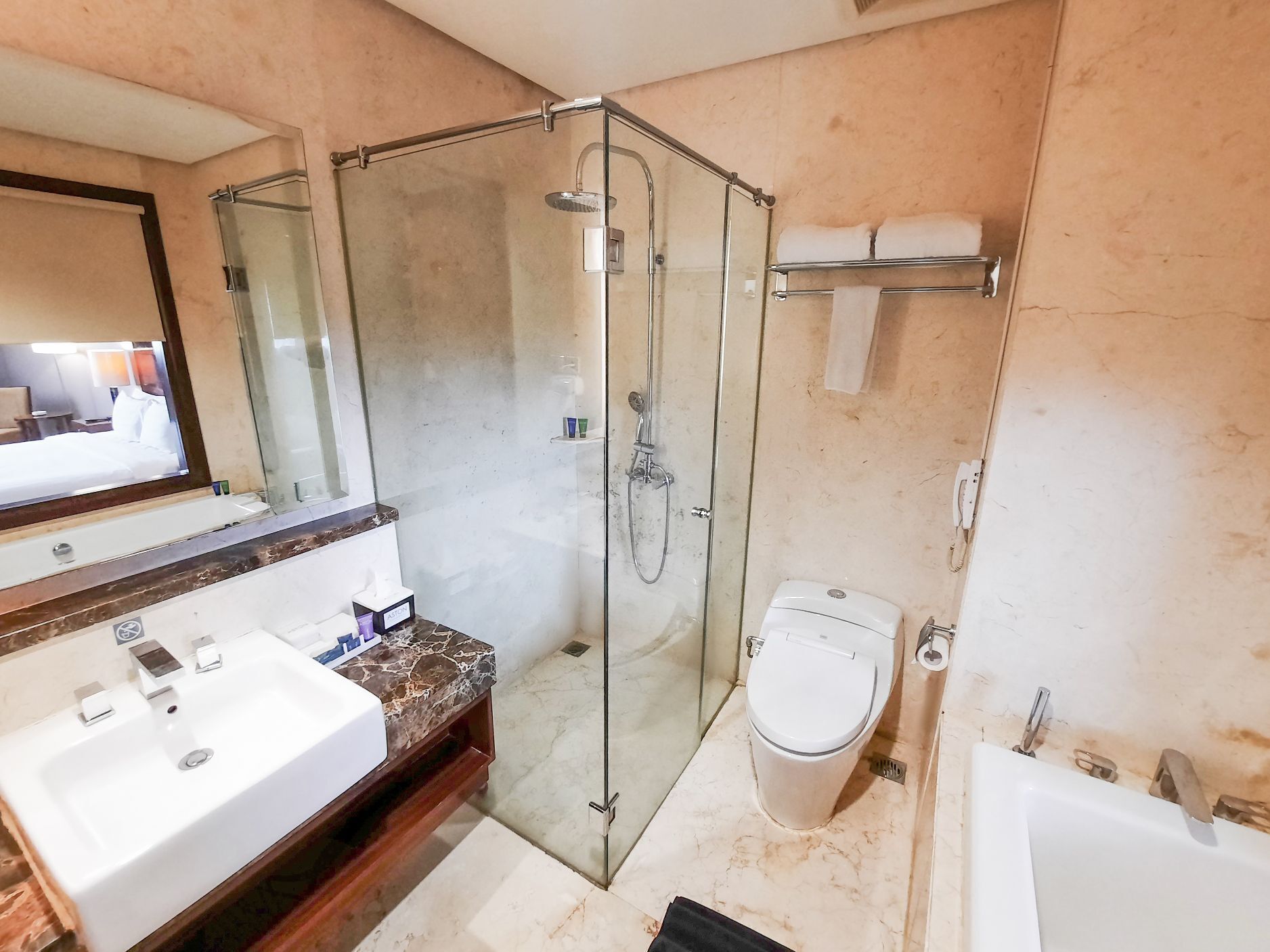 junior suite | bathroom | free toiletries, slippers, towels