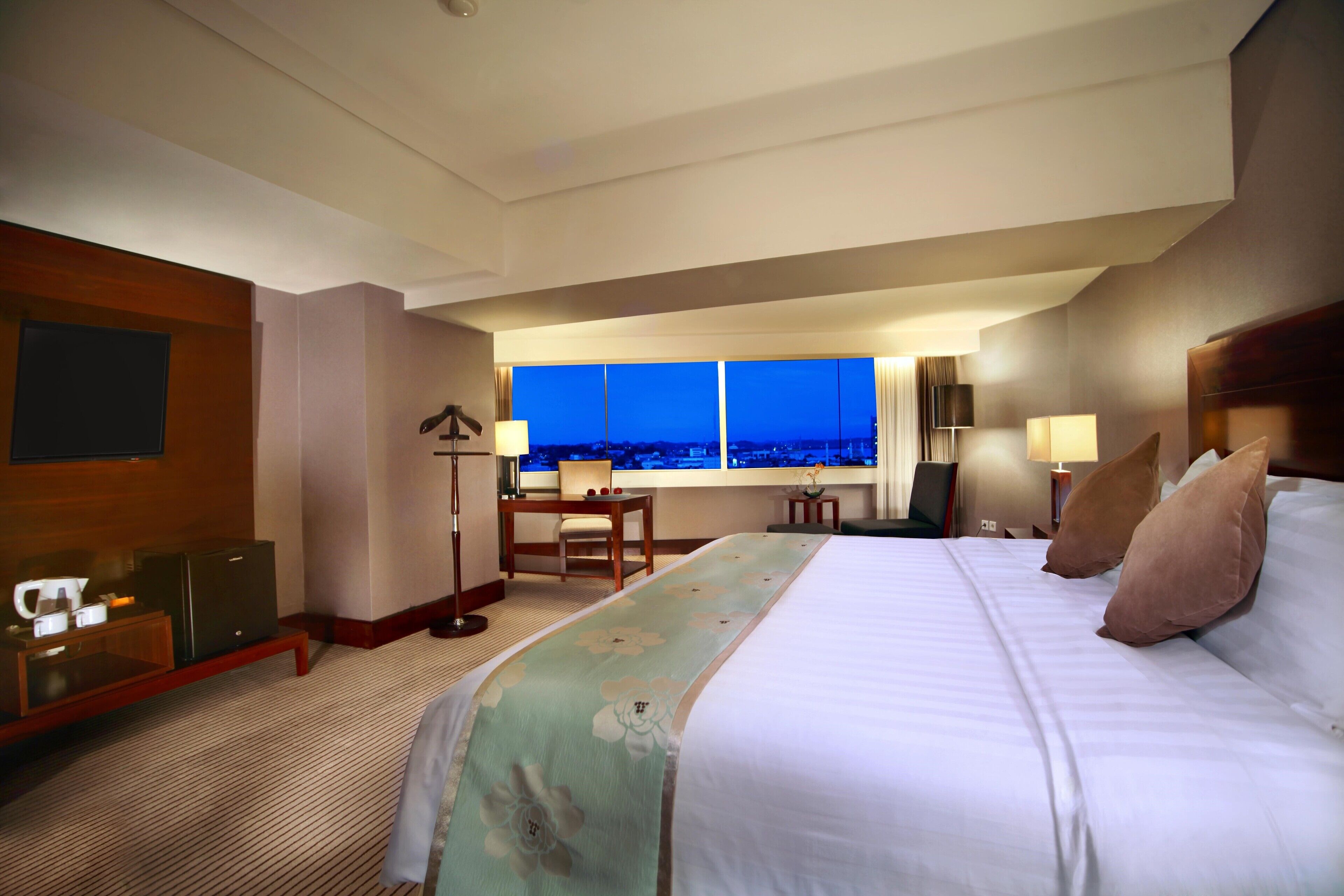 junior suite | minibar, in-room safe, desk, soundproofing