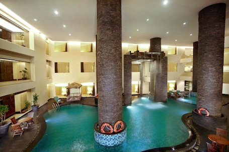 室内游泳池,日光浴躺椅