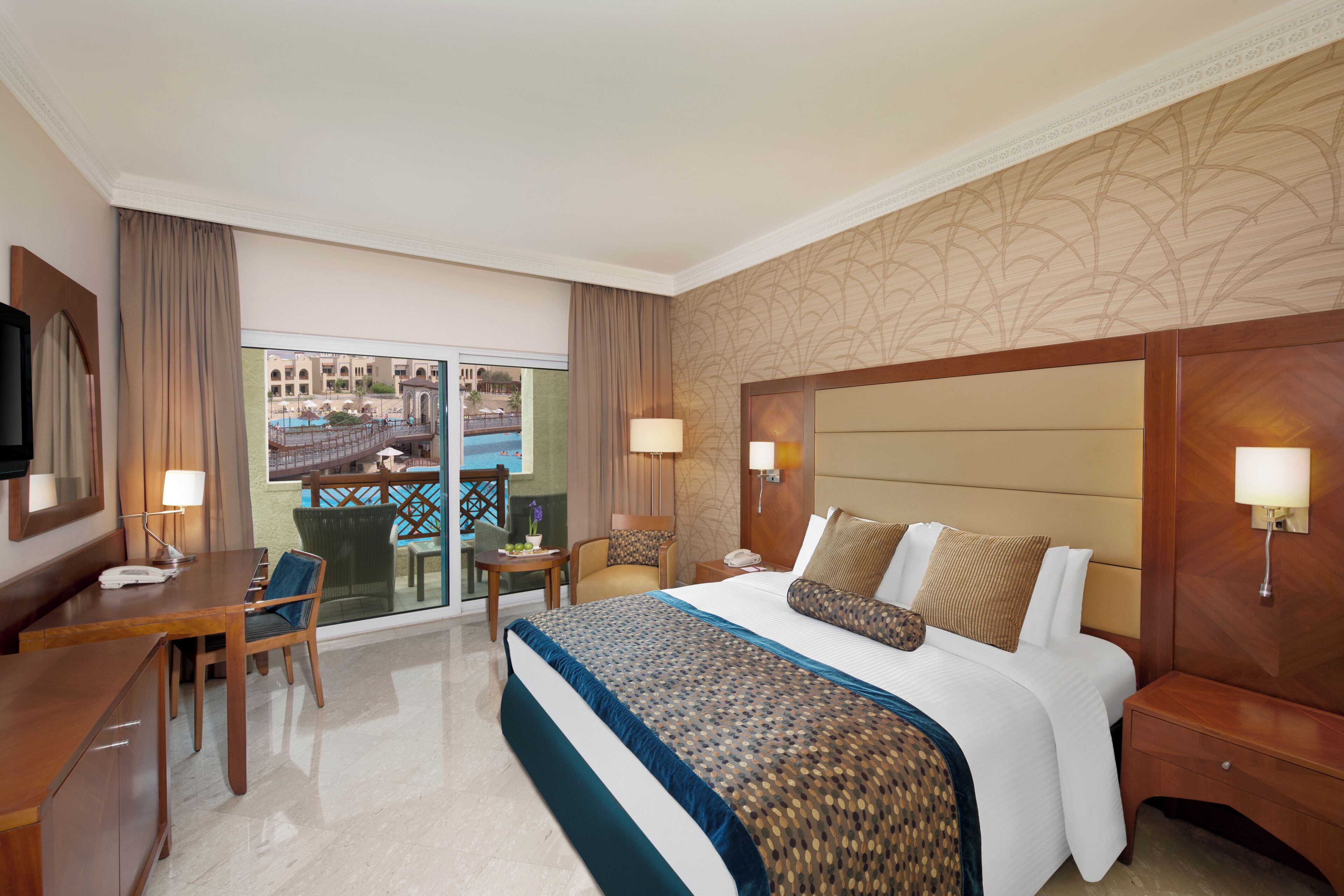 Standard Room, 1 King Bed, Accessible | Minibar (free items), in-room safe, desk, laptop workspace