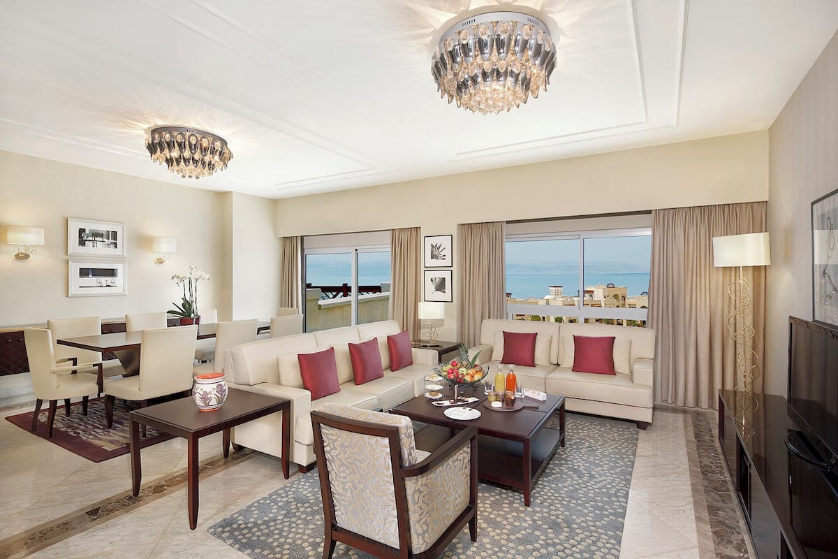 Suite, 1 habitación, vistas al mar | Minibar con artículos gratuitos, caja fuerte, escritorio