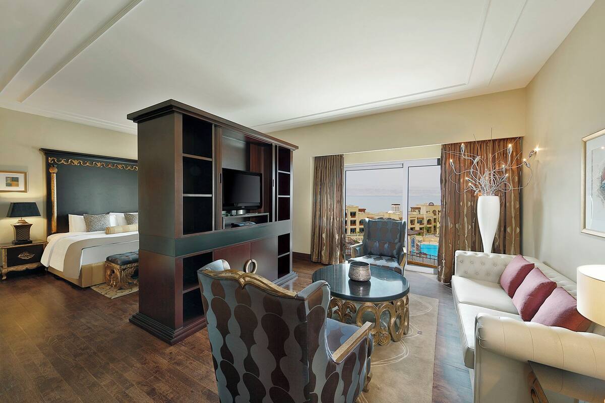 Suite, 1 habitación, fumadores, vistas al mar | Minibar con artículos gratuitos, caja fuerte, escritorio