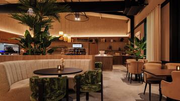 Serveert ontbijt, lunch, diner, Franse gerechten