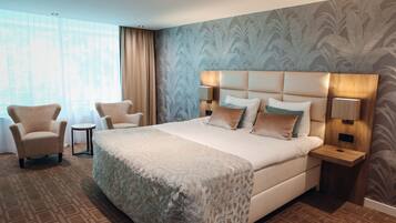 Een kluis op de kamer, een bureau, babybedden, extra bedden