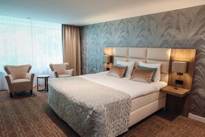 Een kluis op de kamer, een bureau, babybedden, extra bedden