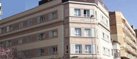 A multi-story hotel building with a prominent sign reading "HOTEL MADANI Liceo".