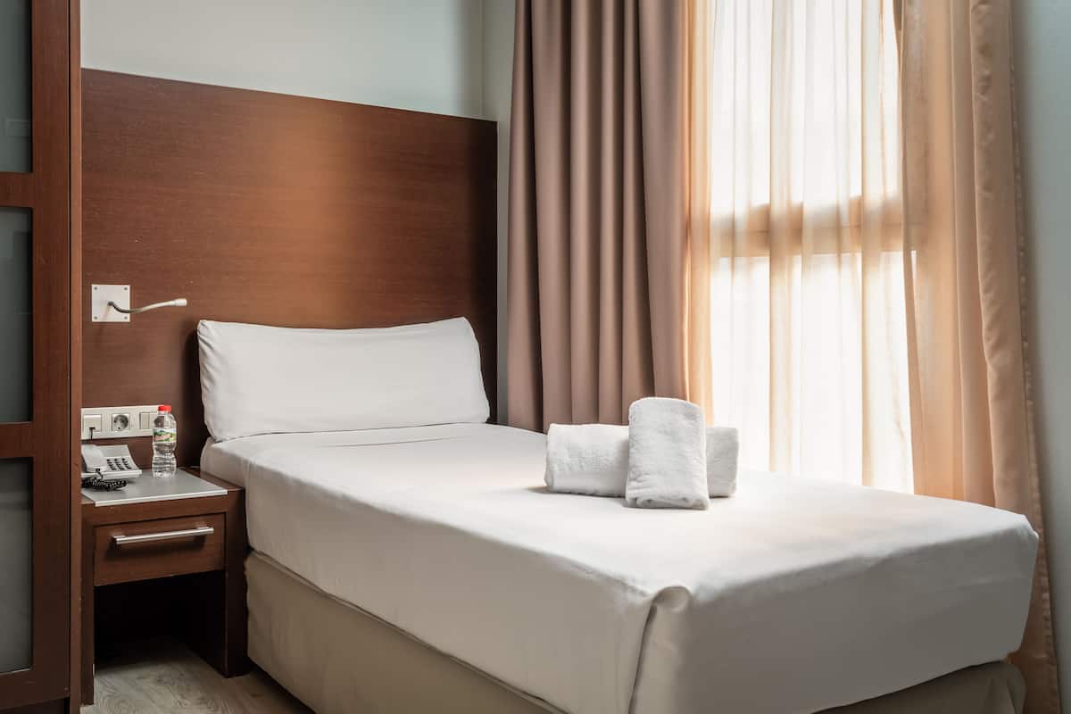 single room | in-room safe, free wifi, bed sheets