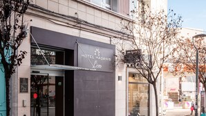 A modern hotel facade with a prominent sign for Hotel Madanis Liceo. - Hotel Madanis Liceo (L'Hospitalet de Llobregat)
