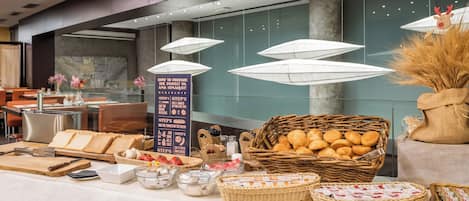 Frukostbuffé varje dag (EUR 14 per person)