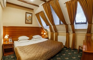 Hypo-allergenic bedding, minibar, in-room safe, desk - Chopin Hotel (Lviv)