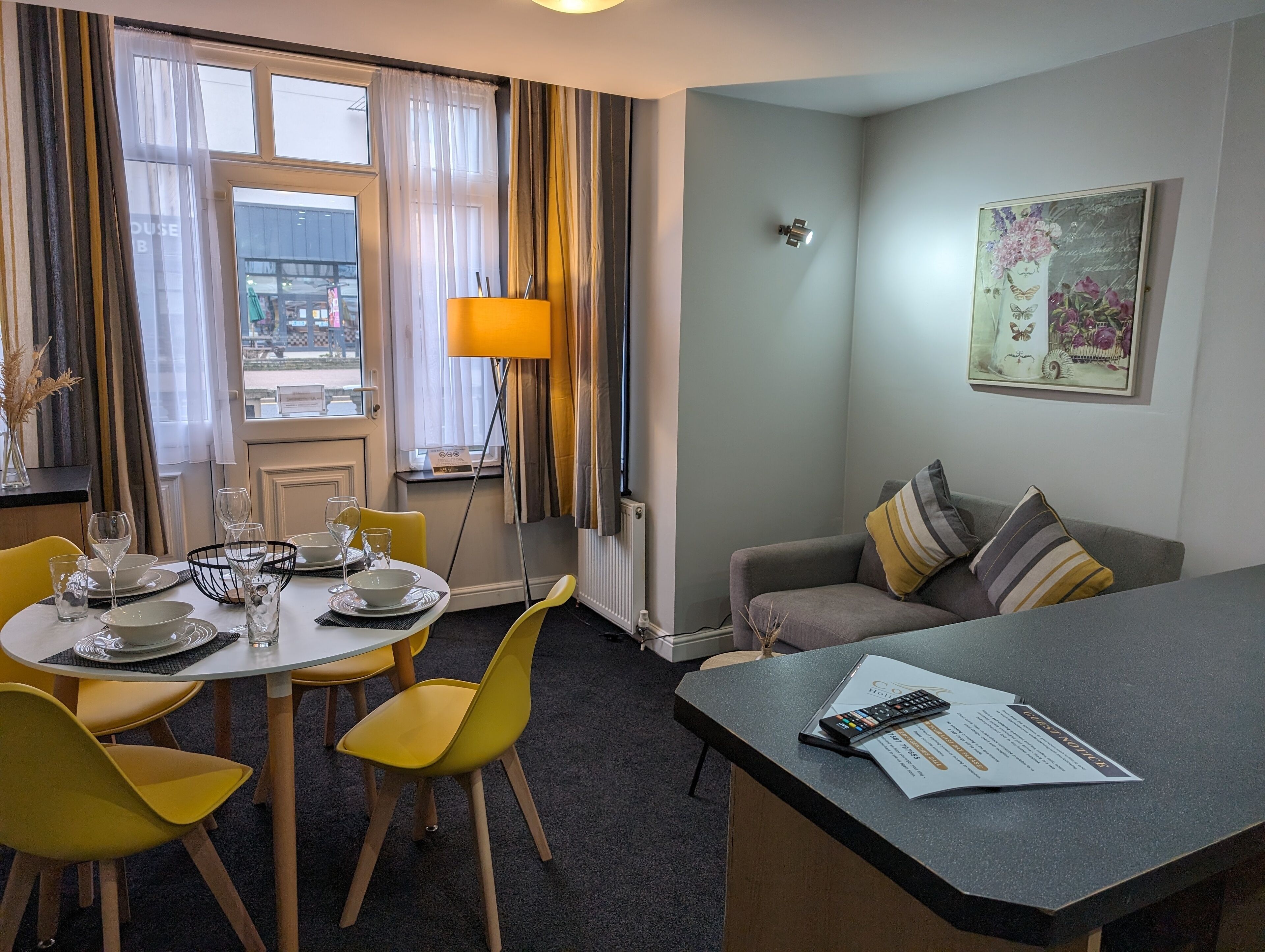 Ett hotellrum med en matplats, en soffa och ett skrivbord.