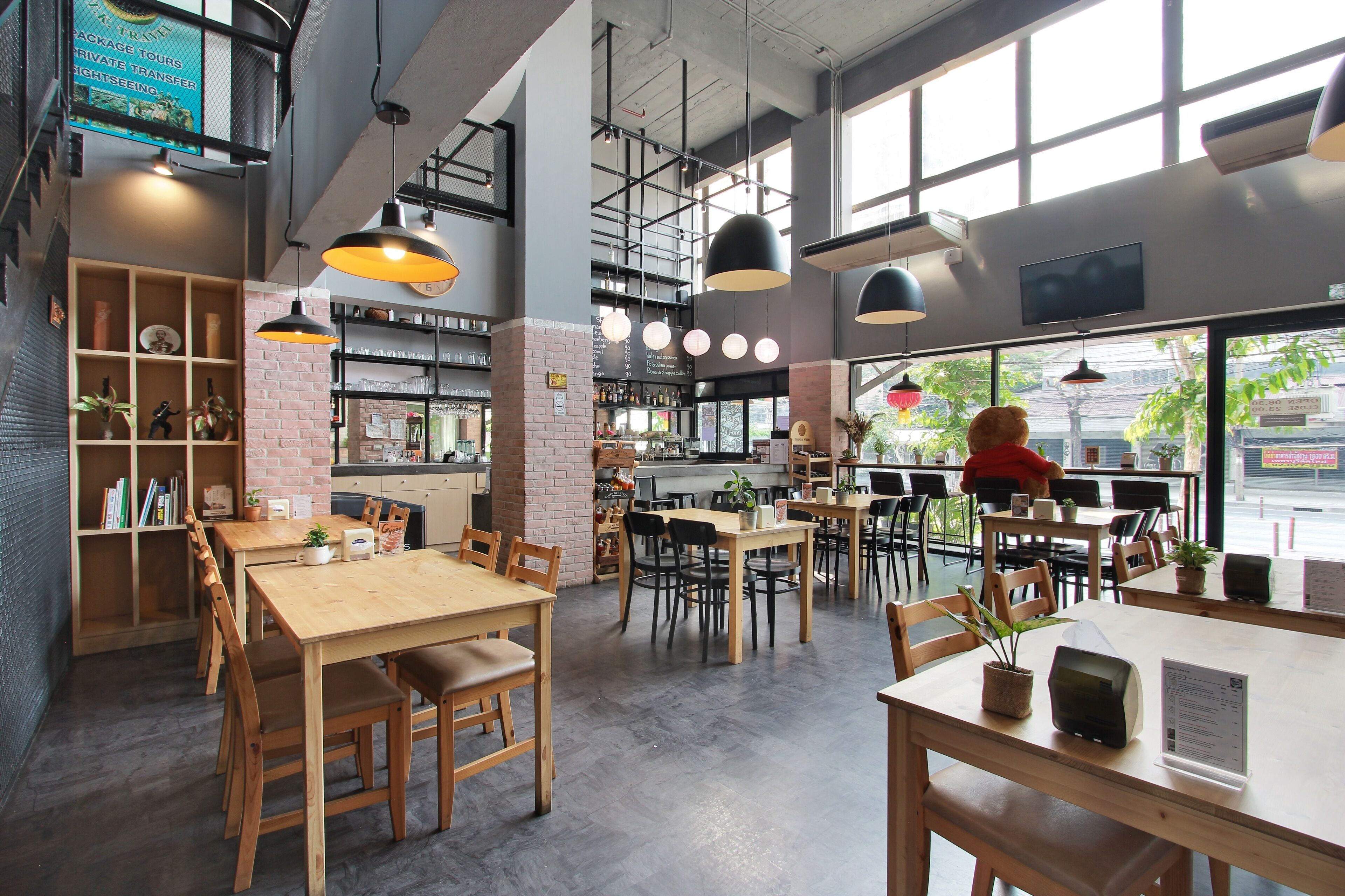 Breakfast, lunch and dinner served